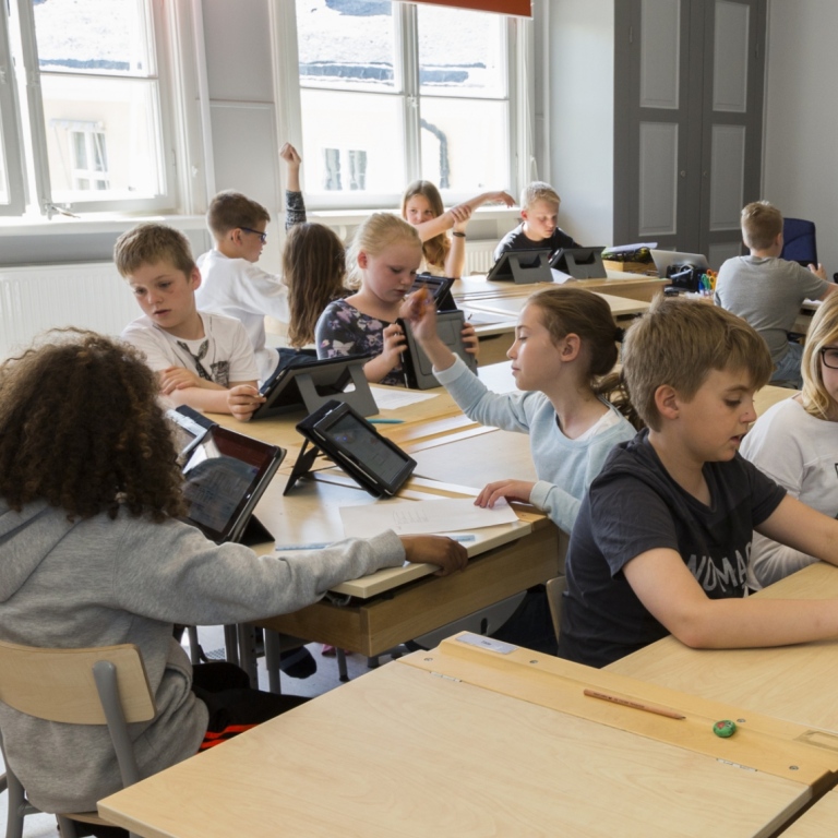 Barn använder Ipad i undervisningen