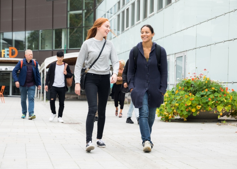 Studenter utanför universitetet