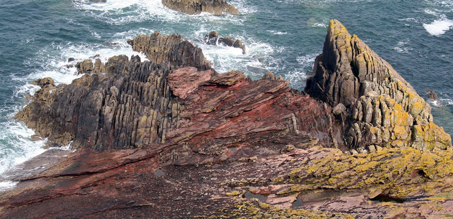 gammal röd sandsten från perioden devon ligger på toppen av 425 miljoner år gamla siluriska avlagringar