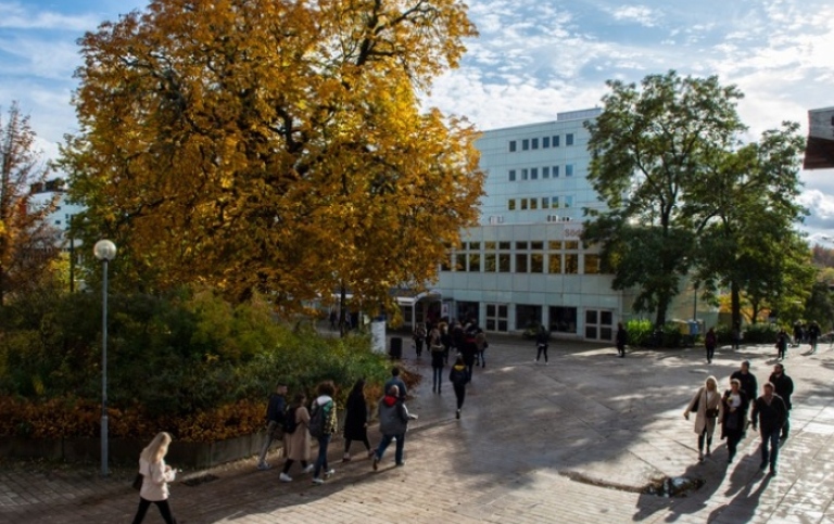 studenter går vid hus A på stockholms universitet. Photo: Stockholm University
