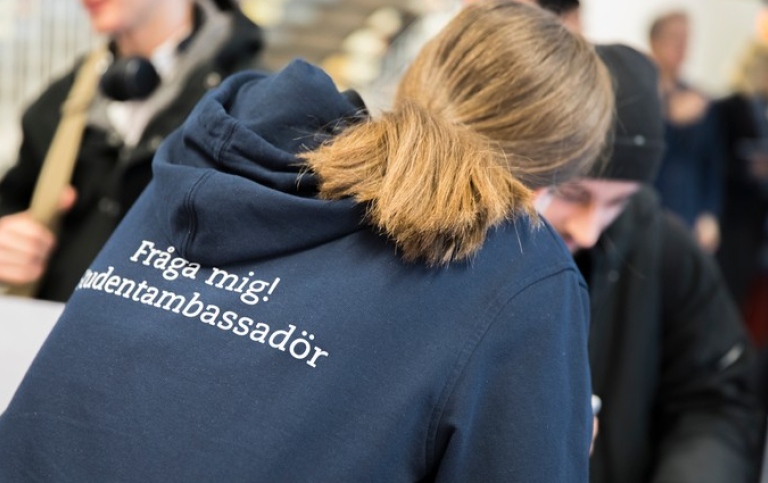 Ryggen på en studentambassadör på mässa. Foto: Niklas Björling