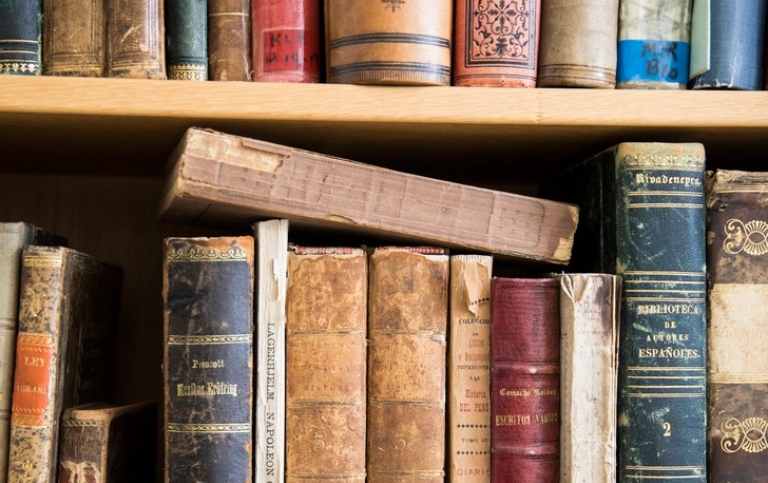Äldre samling litteratur på Universitetsbiblioteket. Fotograf: Niklas Björling
