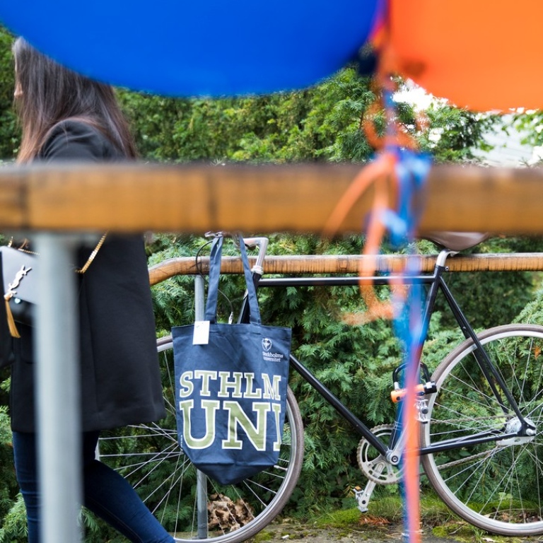 Välkomstdag- med ballonger och en cykel där en SU-kasse syns. Foto: Niklas Björling