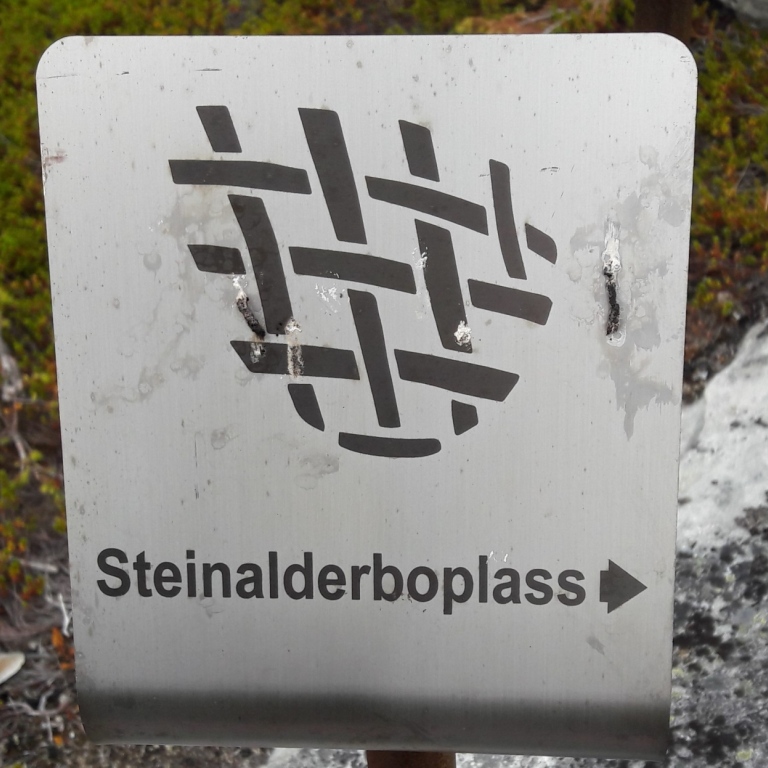 Skylt som vissar vägen till en stenåldersplats på ön Spildra, Norge. Foto: Maria Lowe Fri.