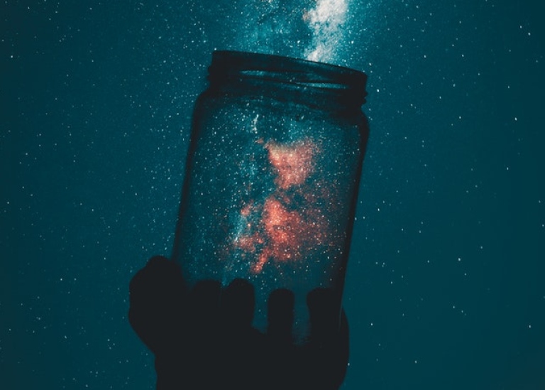 Vintergatan i en glasburk. Foto: Rakicevic Nenad från Pexels