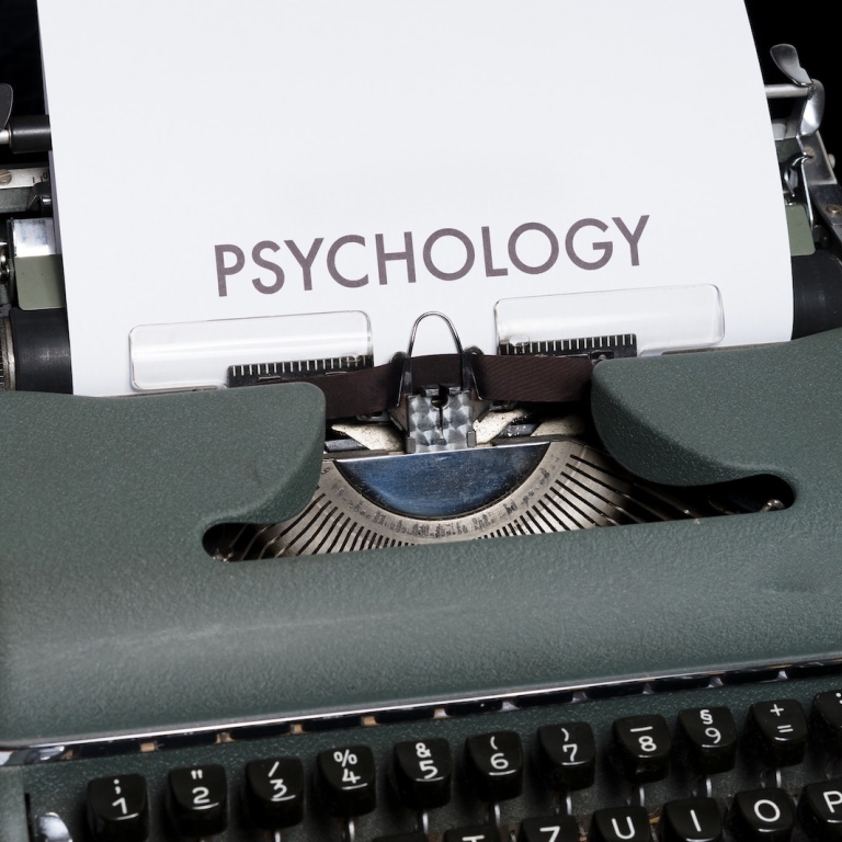 Psychology, på papper i skrivmaskin. Photo by Markus Winkler on Unsplash