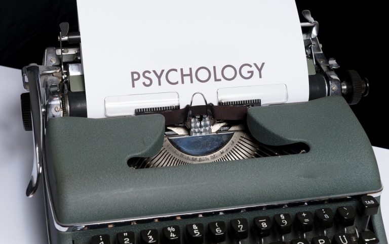 Psychology, på papper i skrivmaskin. Photo by Markus Winkler on Unsplash
