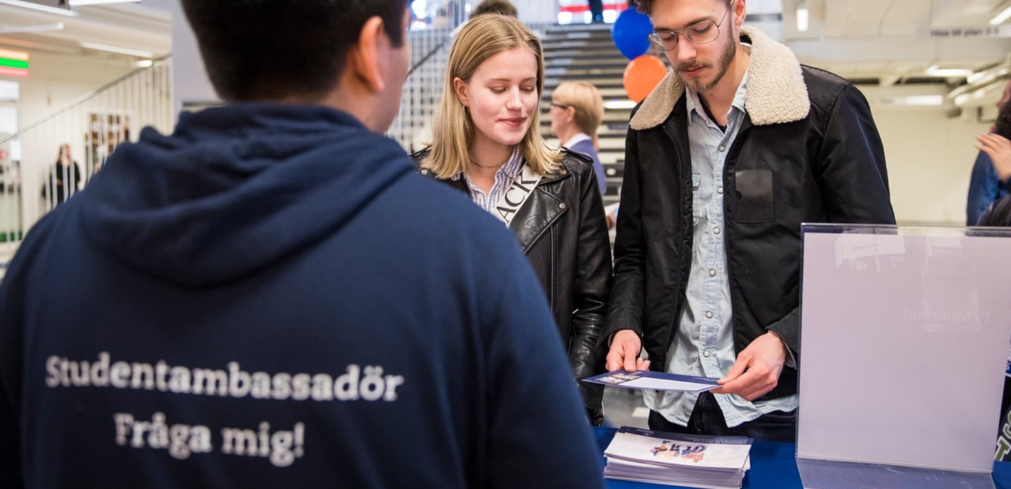 students ansking questions to a studen ambassador