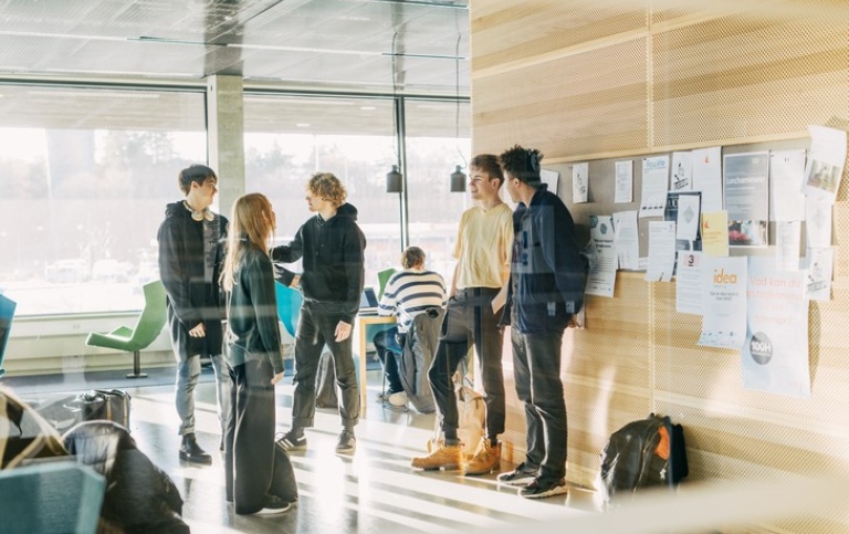 Students standing in a group at the Student house. Photo: Viktor Gårdsäter/SU