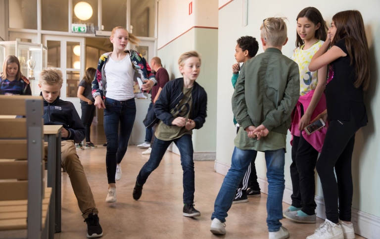 barn-springer-genom-skolkorridor_Photo_Katja Kircher