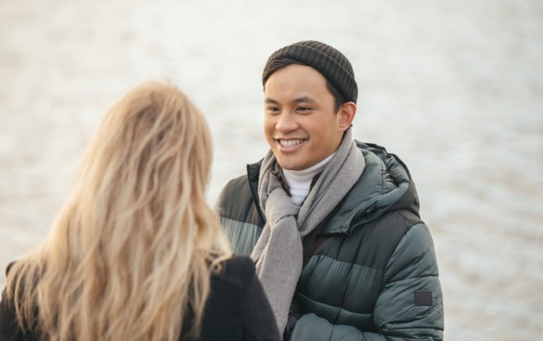 A girl and a boy talking by the water. Photo: Niklas Björling