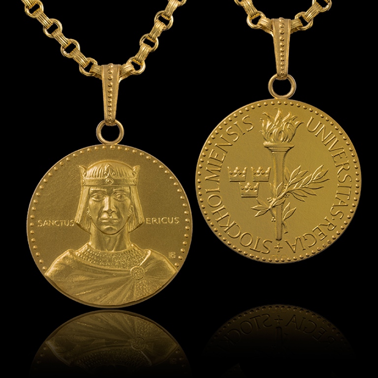 Front and back of the large University gold medal. Photo: Svenska Medalj AB