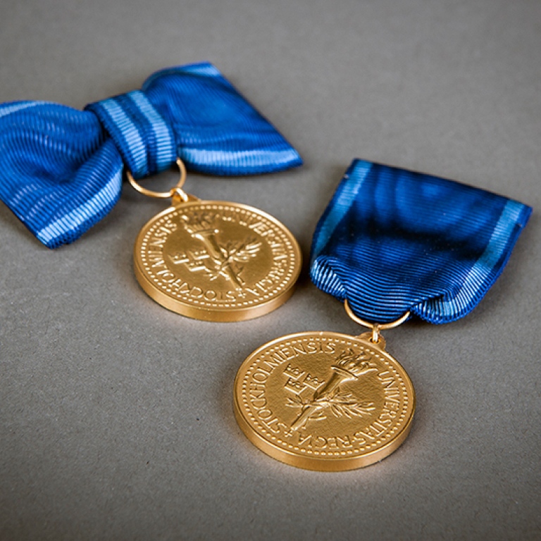 Gold medal of the 8th size with ribbon