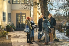 En grupp studenter står och pratar. Foto: Niklas Björling/Stockholms universitet.