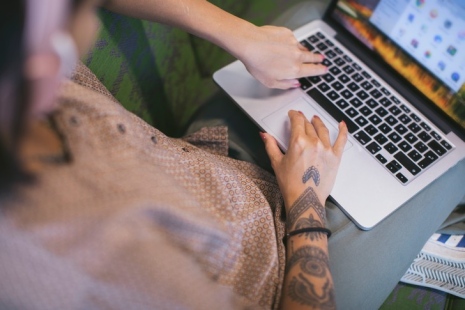 Student framför dator