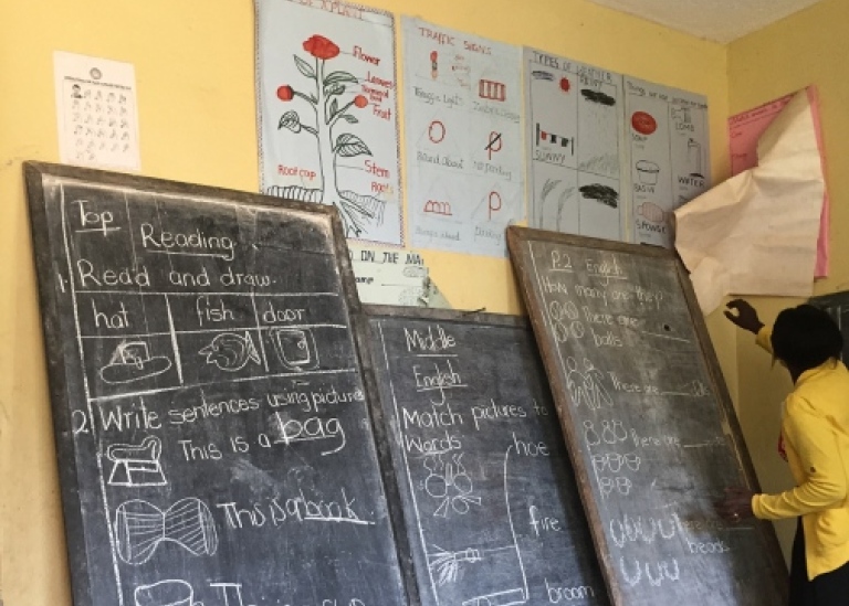 Bild på stafflier i skola i Uganda