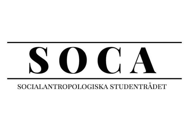 Logotyp i svart text där det står SOCA Socialantropologiska studentrådet