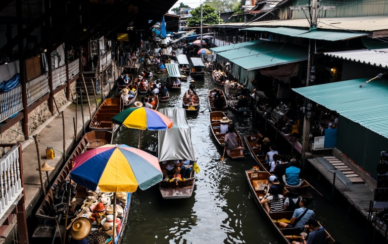 Vy över en flod i Bangkok, Thailand