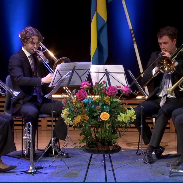 Brassmusiker på Aula Magnas scen under digital Magisterpromotion 6 nov 2020
