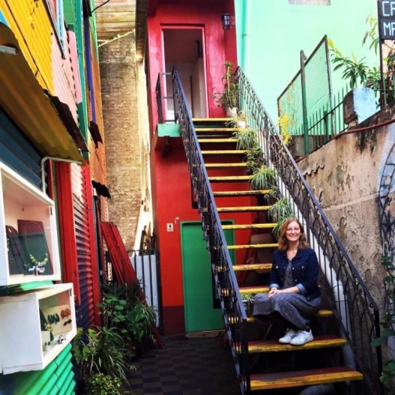 Kvinna som sitter på hustrappa i Argentina