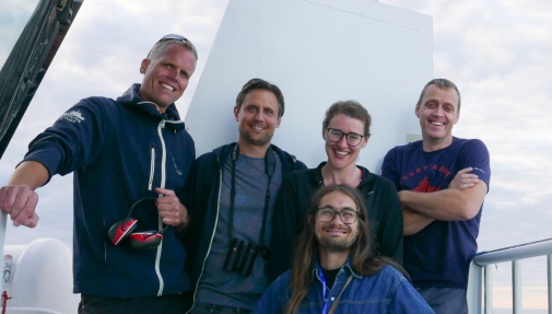 Forskargrupp och besättning i gruppbild på fartyget Electra