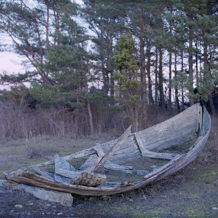 Träbåt som är mycket märkt av tidens tand. Båten nämns i avhandlingen. Foto: Carla Lomakka, SMTM.