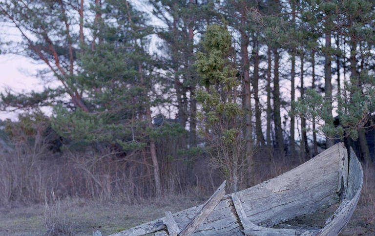 Träbåt som är mycket märkt av tidens tand. Båten nämns i avhandlingen. Foto: Carla Lomakka, SMTM.