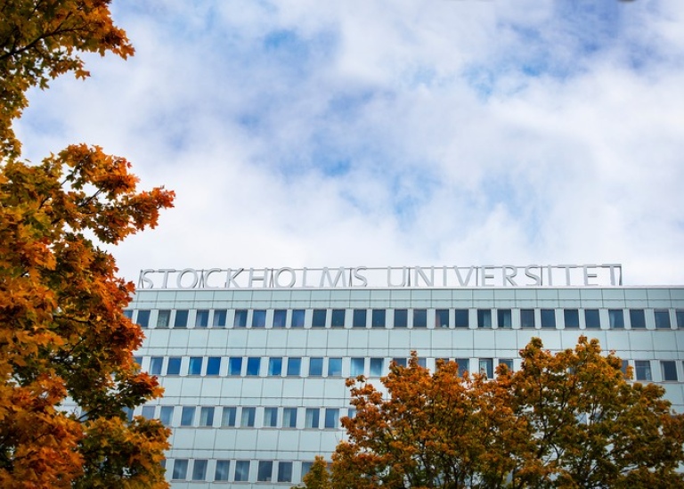 Södra huset med texten Stockholms universitet på taket.