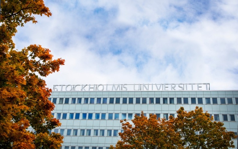 Södra huset med texten Stockholms universitet på taket.