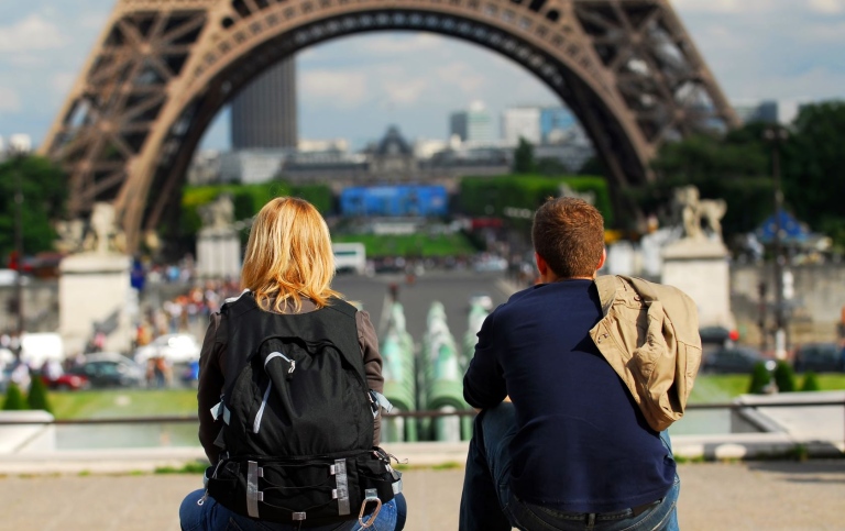 Studenter vid Eiffeltornet i Paris.