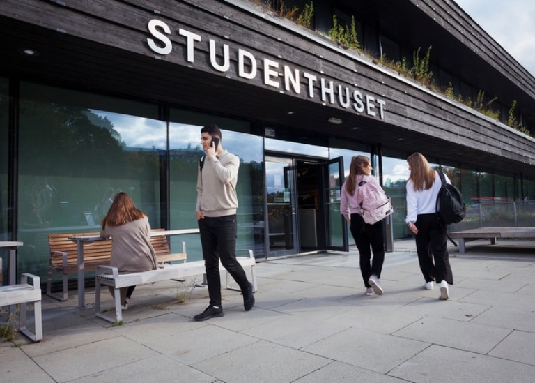 Studenter utanför studenthuset. Foto: Jens Olof Lasthein / Stockholms universitet.
