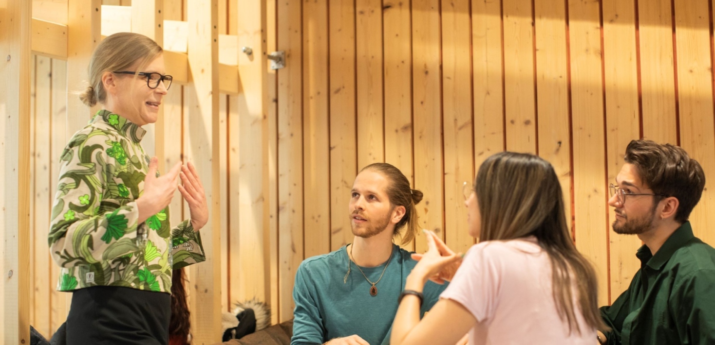 Lärare och studenter i diskussion