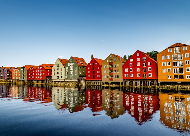 Färgglada hus vid vattnet i Trondheim, Norge. Foto: Inger Larsson