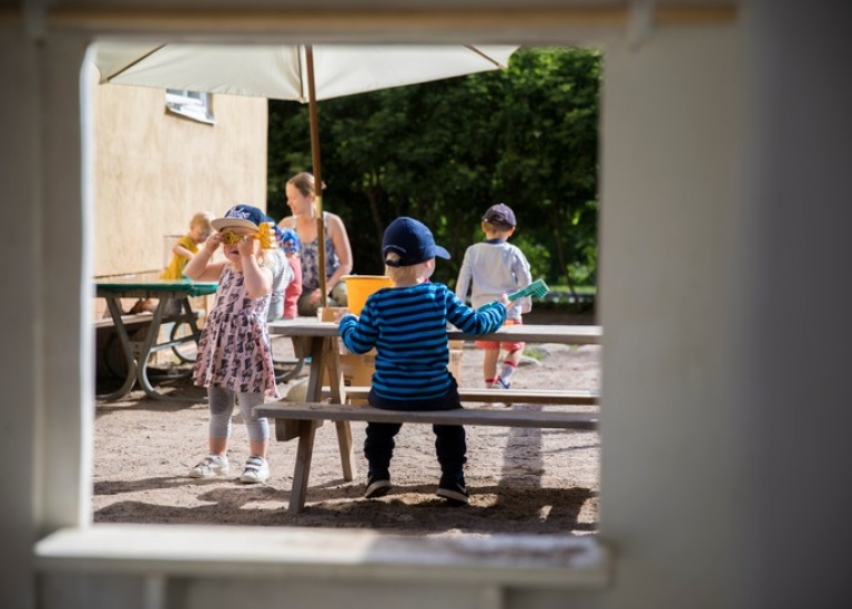 Förskollärare och barn i åldern 1-3 ute på förskolegård. Foto: Niklas Björling/SU