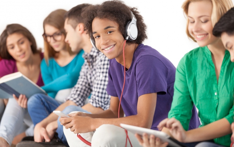 Elever samarbetar i skolan