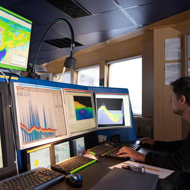 five big computer monitors in the icebreaker oden
