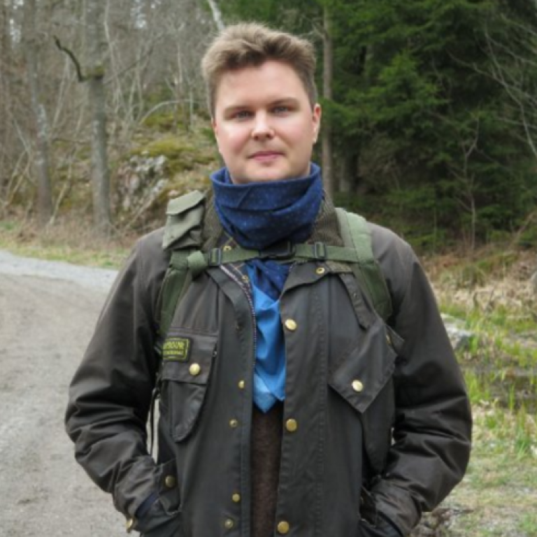 Erik Zachariassen med en ryggsäck i skogen