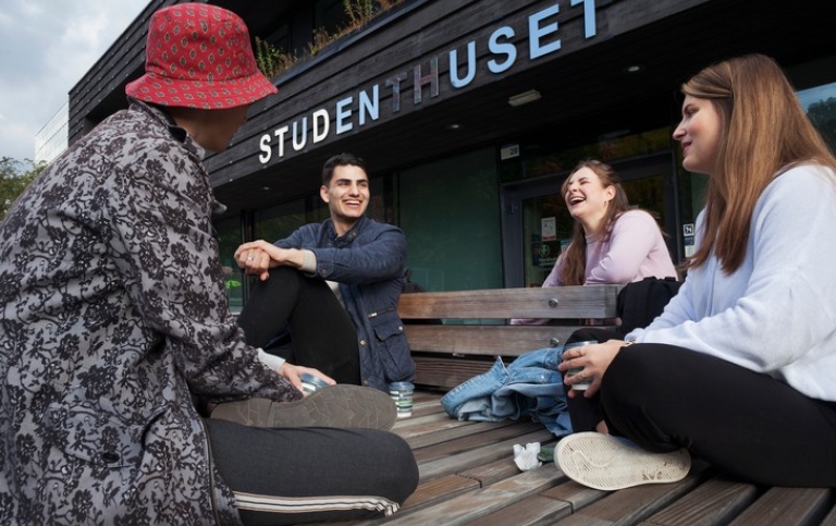 Studenter utanför Studenthuset. Foto: Jens Olof Lasthein