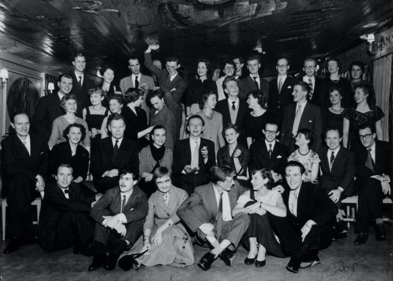 Gruppbild 1950-talet med Gösta Ekman och många fler i finkläder