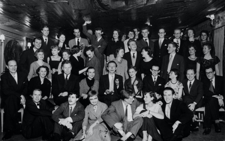 Gruppbild från 1950-talet med Gösta Ekman i centrum