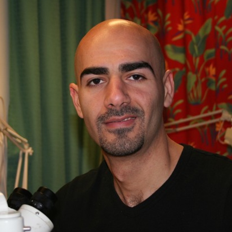 Saeid Esmaeilzadeh vid ett mikroskop