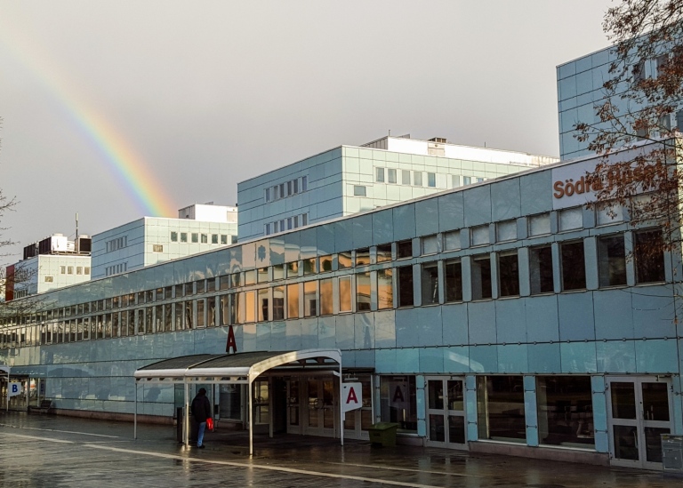 Södra huset med regnbåge över. Foto: Sten-Åke Stenberg