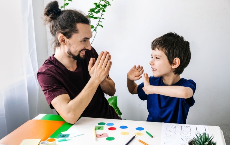 Barn och vuxen tränar språkförmåga. Foto: Aliaksei Yaskevich/Mostphotos