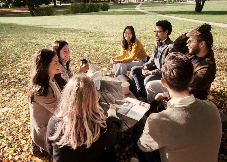 En grupp studenter i parkmiljö på campus frescati. Foto: Jens Olof Lasthein
