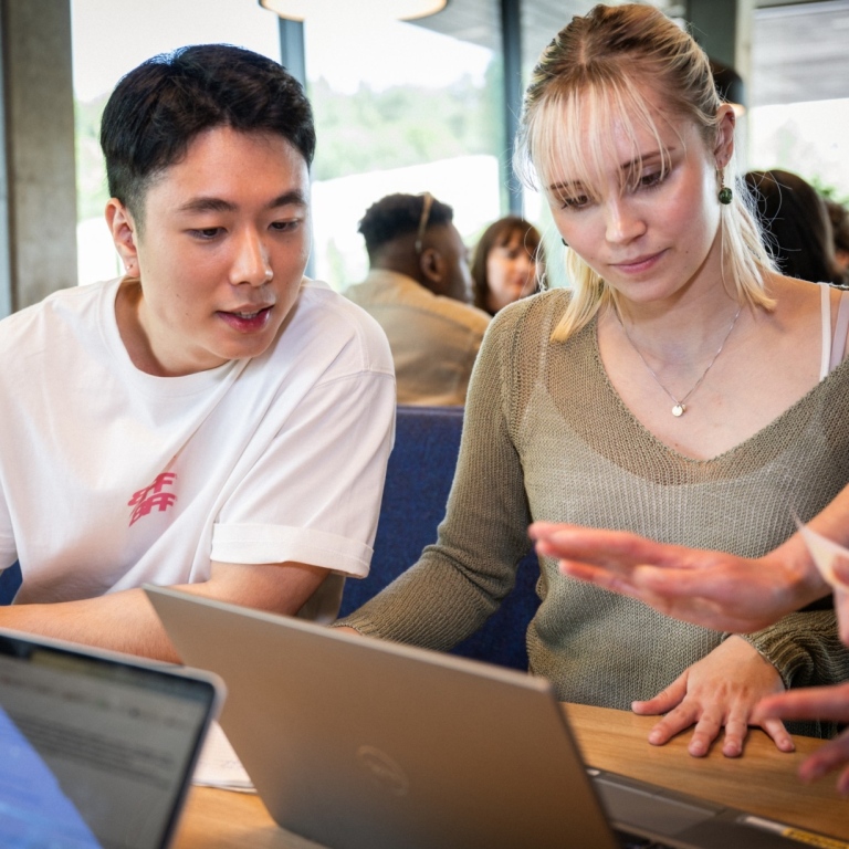 kvinna går mot tunnelbana på campus