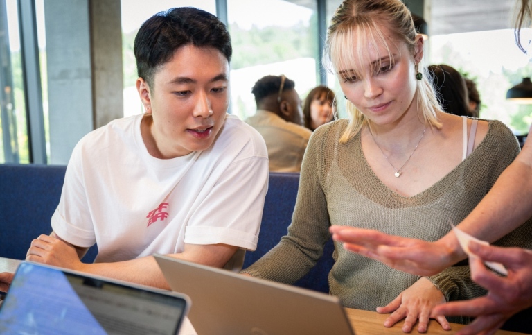 kvinna går mot tunnelbana på campus