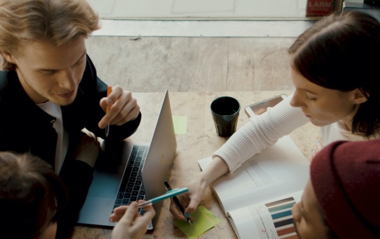 Studenter pluggar vid bord