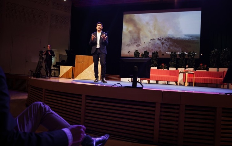 Victor Galaz, från Stockholm Resilience Centre talar vid Hållbarhetsforum 2019.