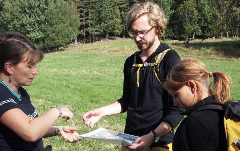 Sara Cousins ​​with two students in the field. Photo by Regina Lindborg.