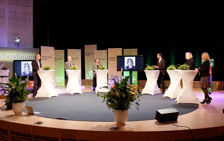 Deltagare på scenen i Aula Magna vid inledningssamtalet  under Hållbarhetsforum 2021